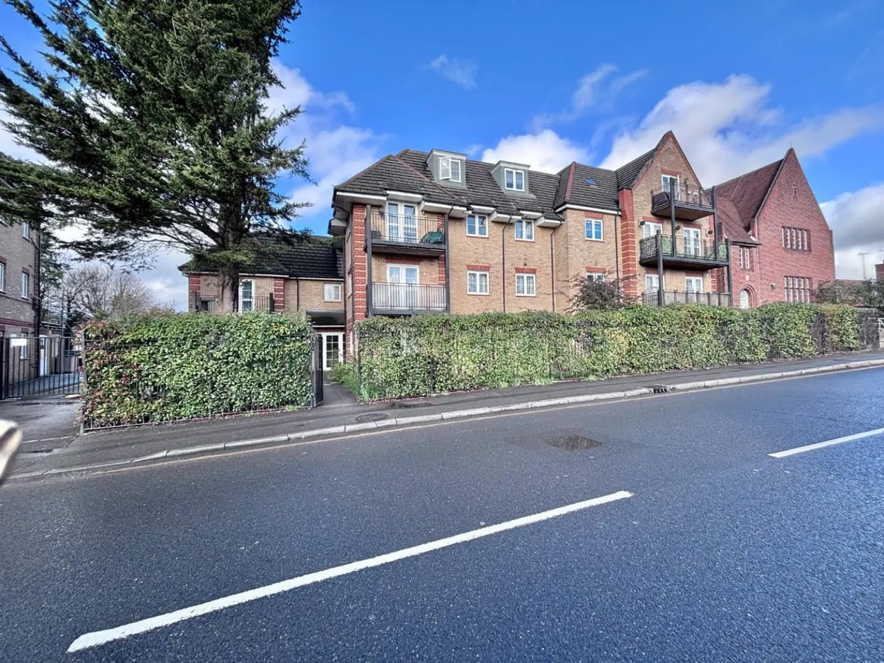 2 bed flat for sale — Swan Road, West Drayton