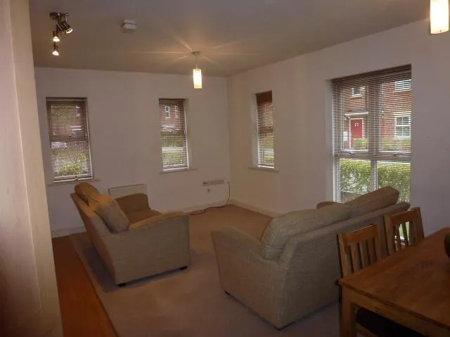 Holywell Drive, Warrington, WA1, photo 2