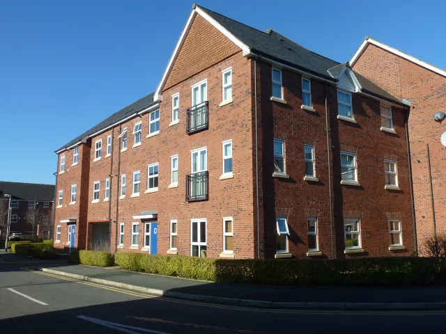 2 bed flat to rent — Holywell Drive, Warrington, WA1