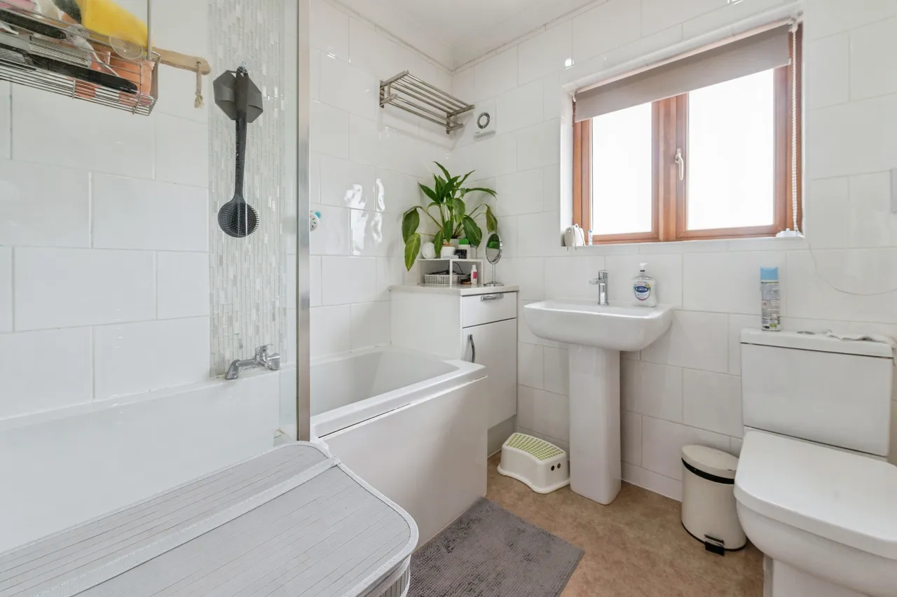 Central Avenue, South Ockendon, RM15, photo 11