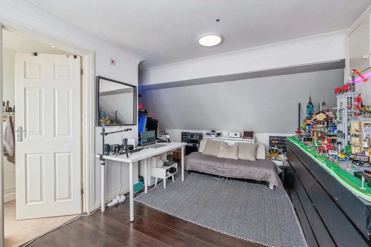 Central Avenue, South Ockendon, RM15, photo 17
