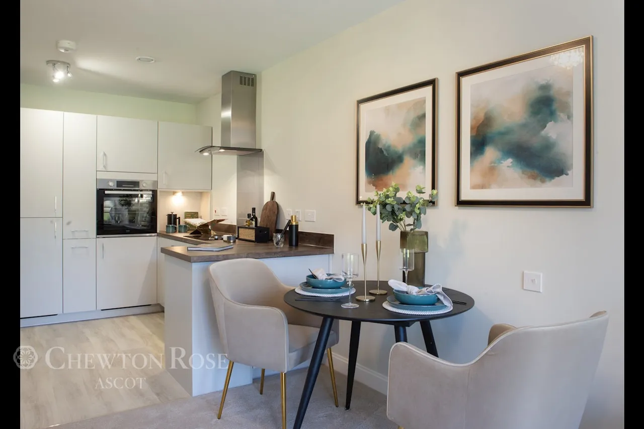 London Road, Bagshot, photo 4