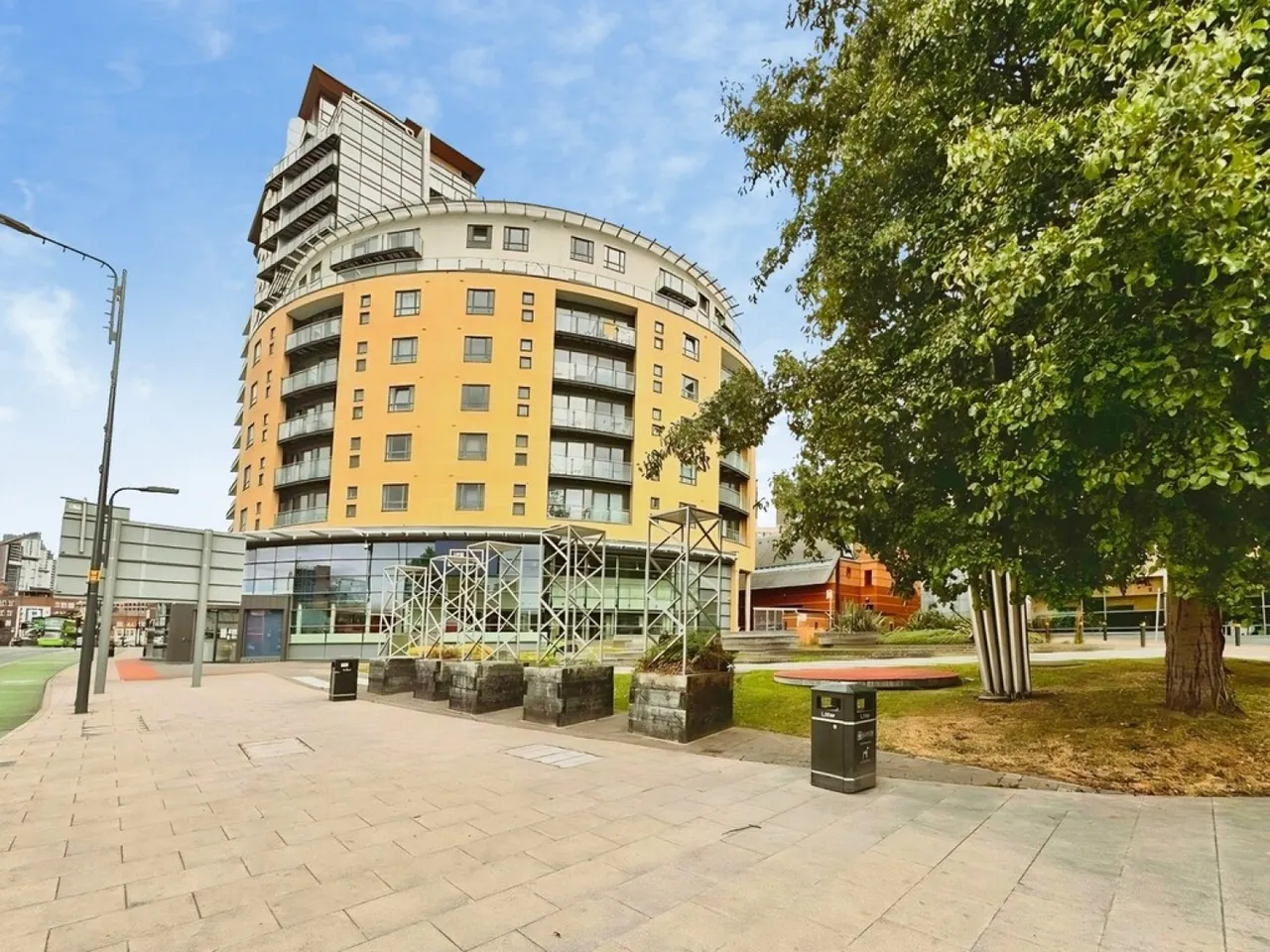 2 bed flat to rent, St Peters Square, LS9
