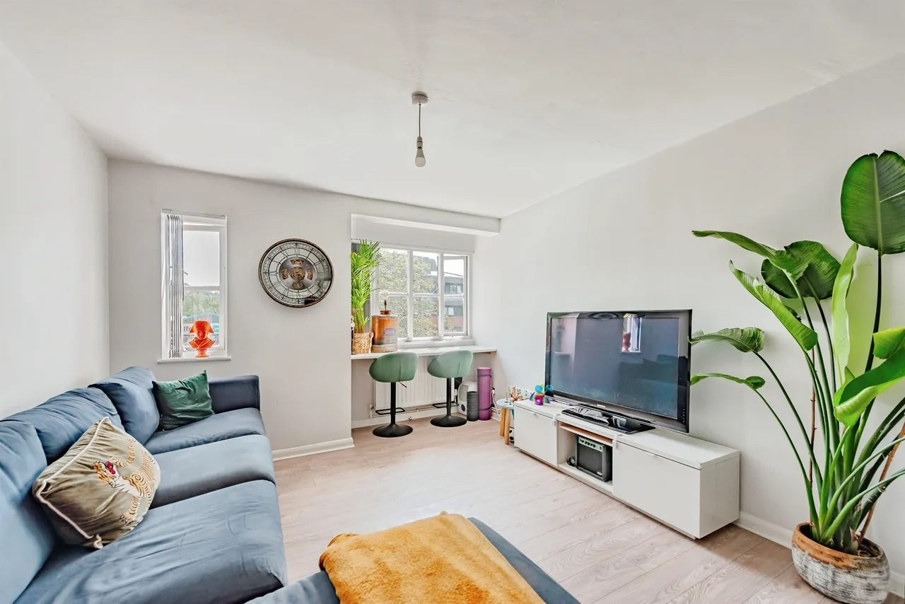 2 bed flat for sale — Garlands Road, Redhill
