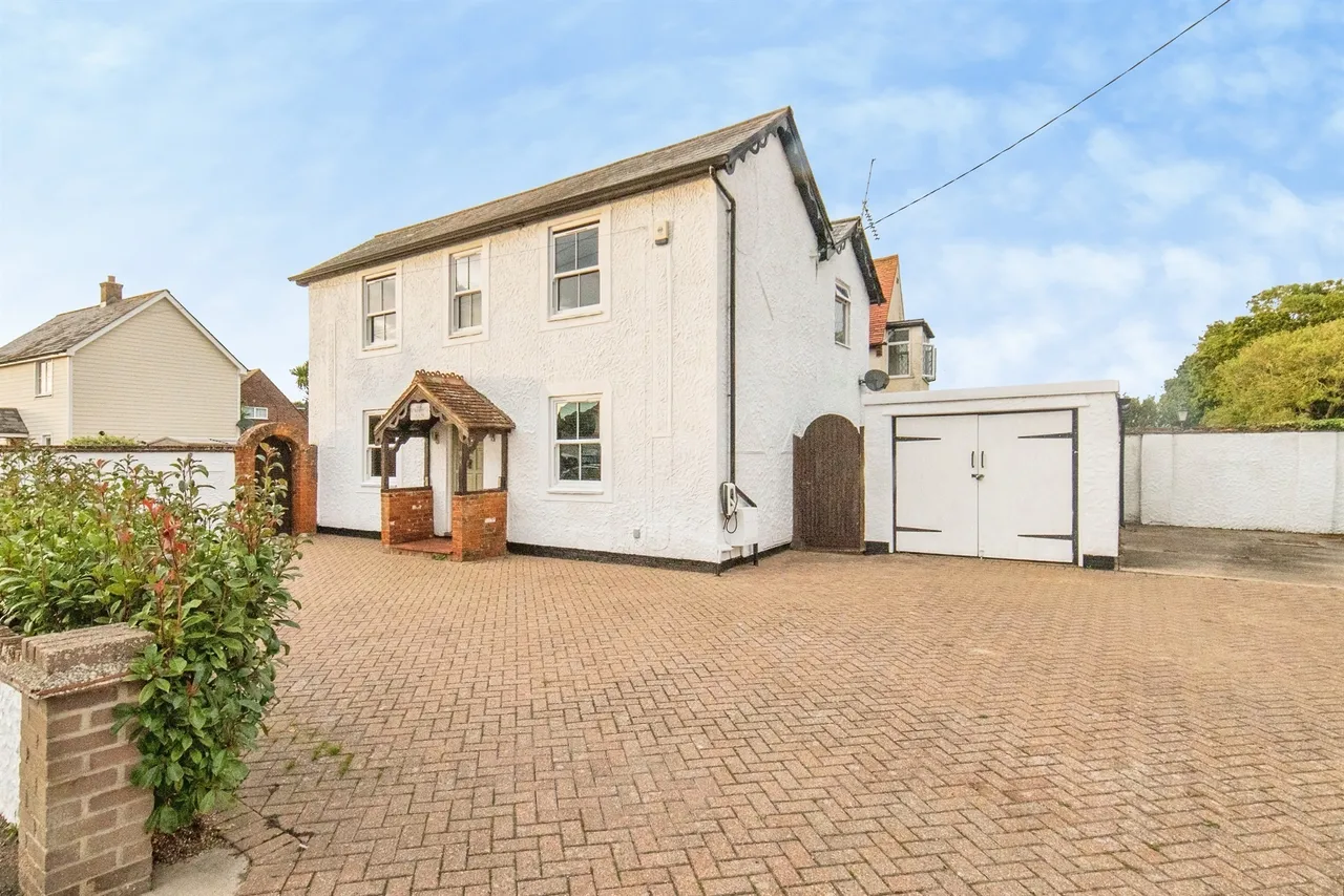 Thorpe Road, Kirby Cross, CO13, photo 19