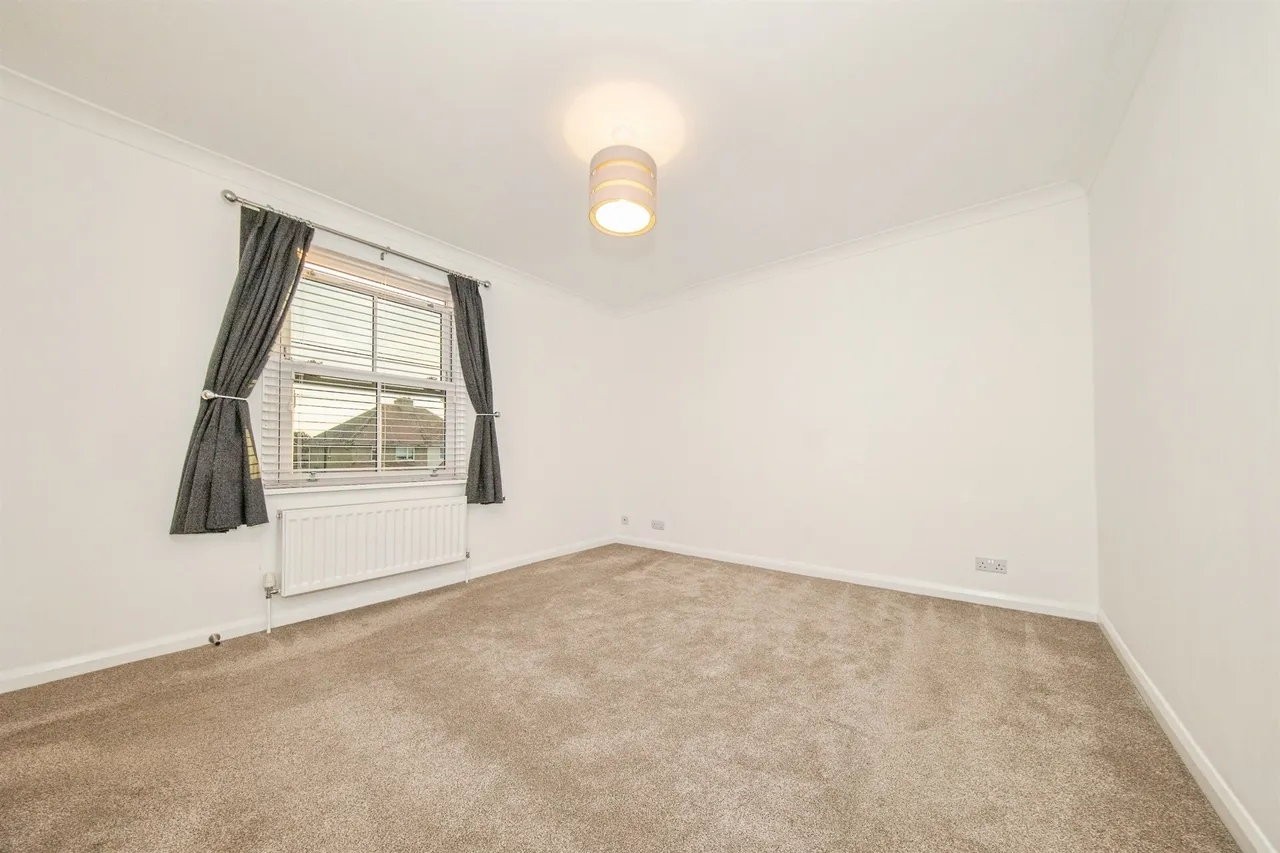 Thorpe Road, Kirby Cross, CO13, photo 11