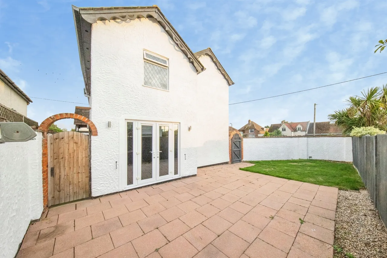 Thorpe Road, Kirby Cross, CO13, photo 18