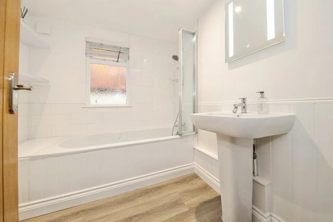 Thorpe Road, Kirby Cross, CO13, photo 13
