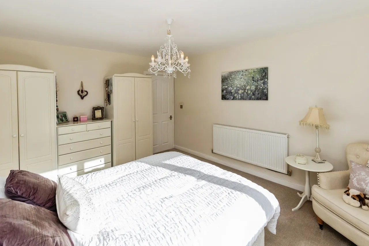 Hollyfield, Gresford, LL12, photo 11