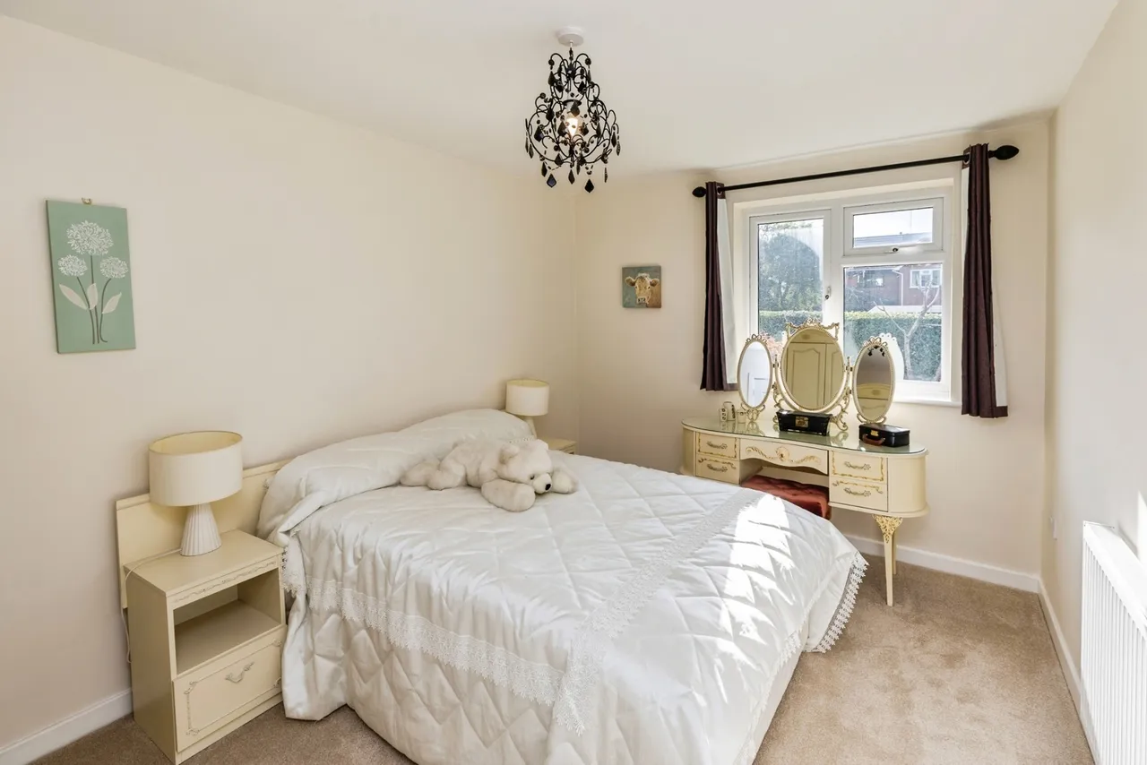Hollyfield, Gresford, LL12, photo 12