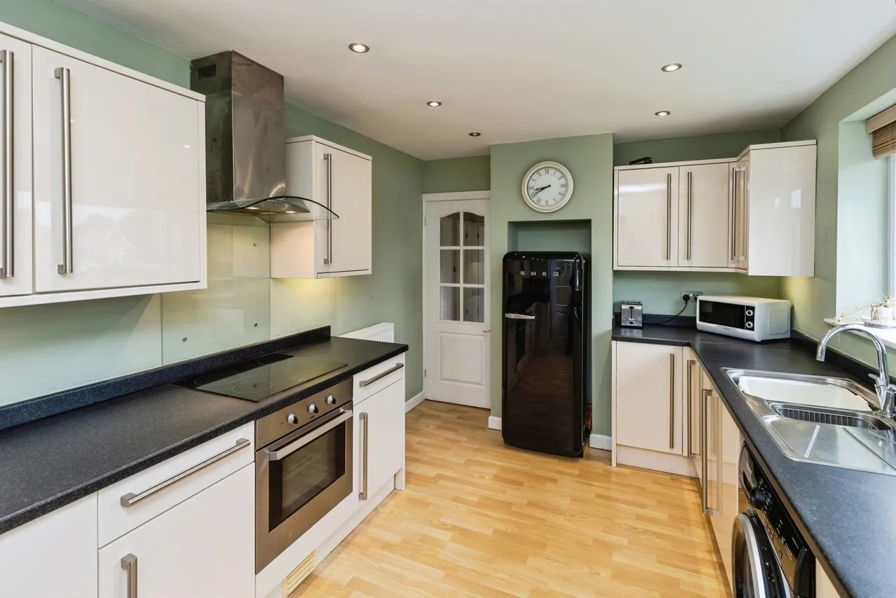 Hollyfield, Gresford, LL12, photo 5