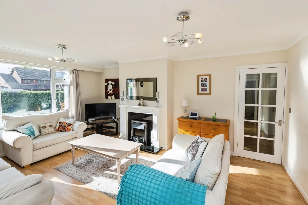 Hollyfield, Gresford, LL12, photo 8