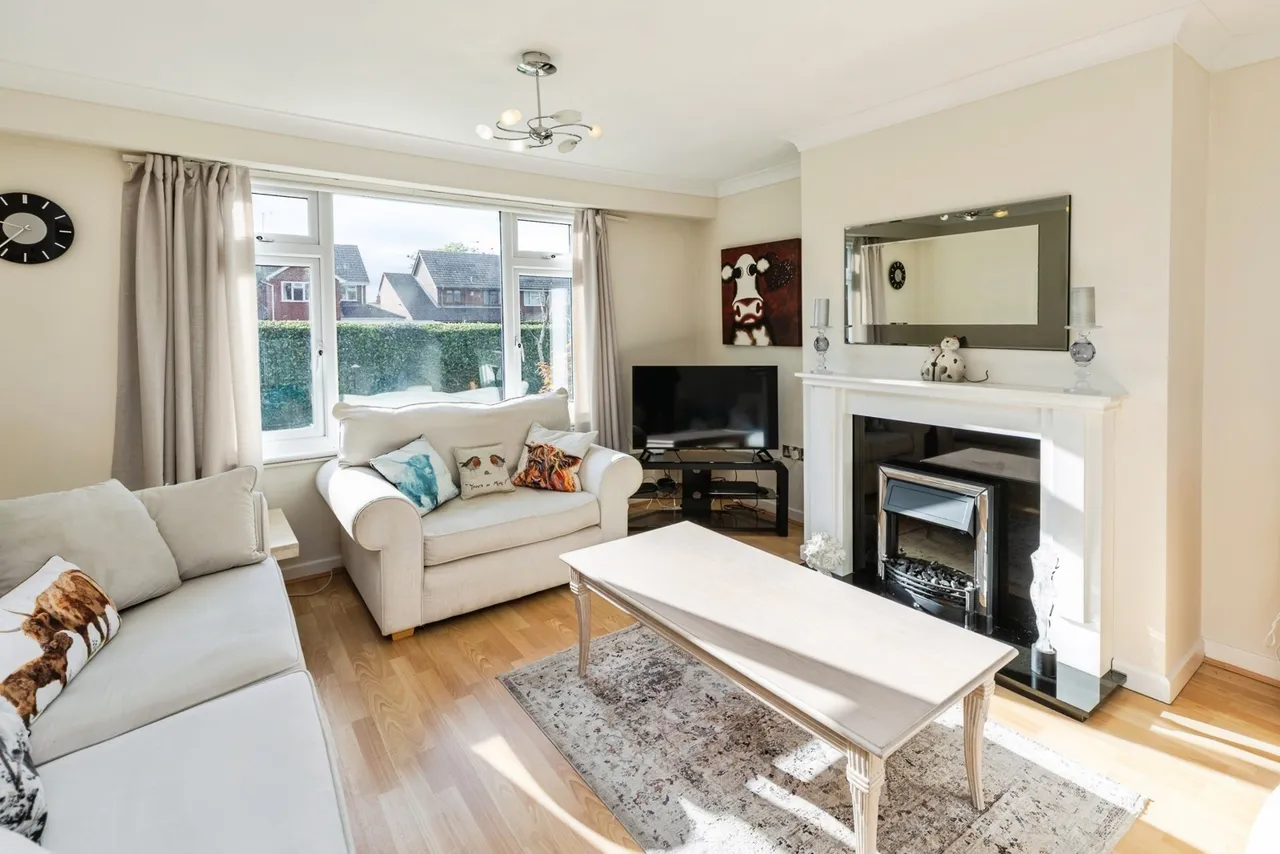 Hollyfield, Gresford, LL12, photo 2