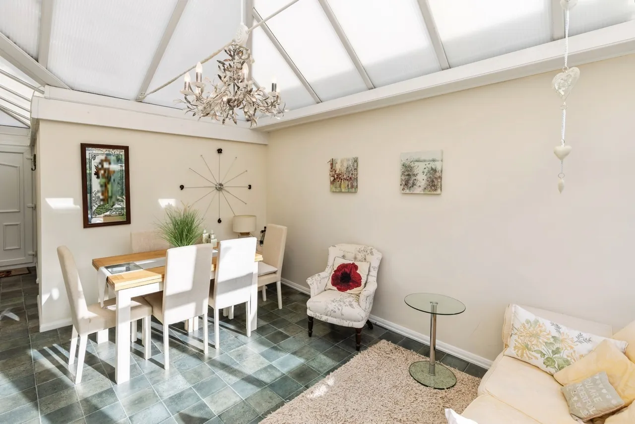 Hollyfield, Gresford, LL12, photo 9