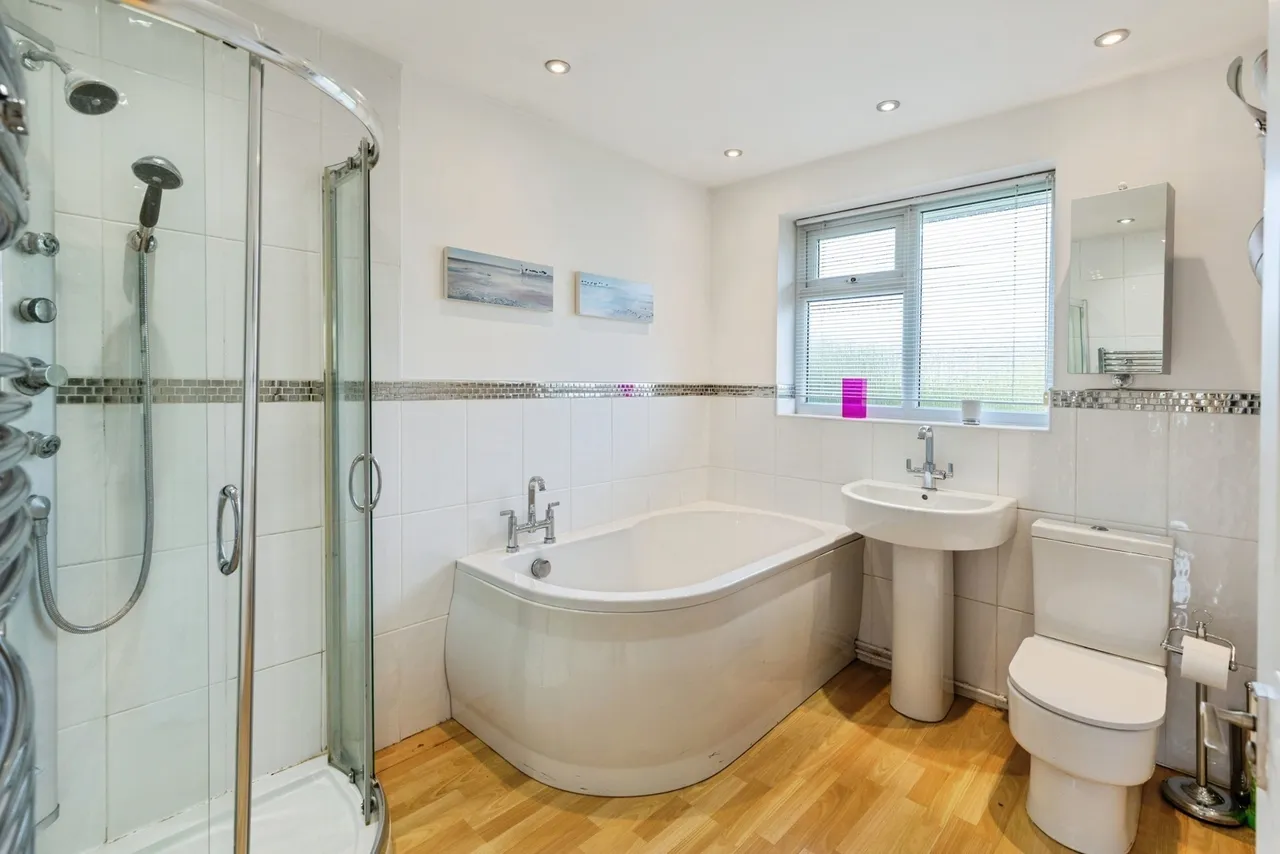 Hollyfield, Gresford, LL12, photo 15
