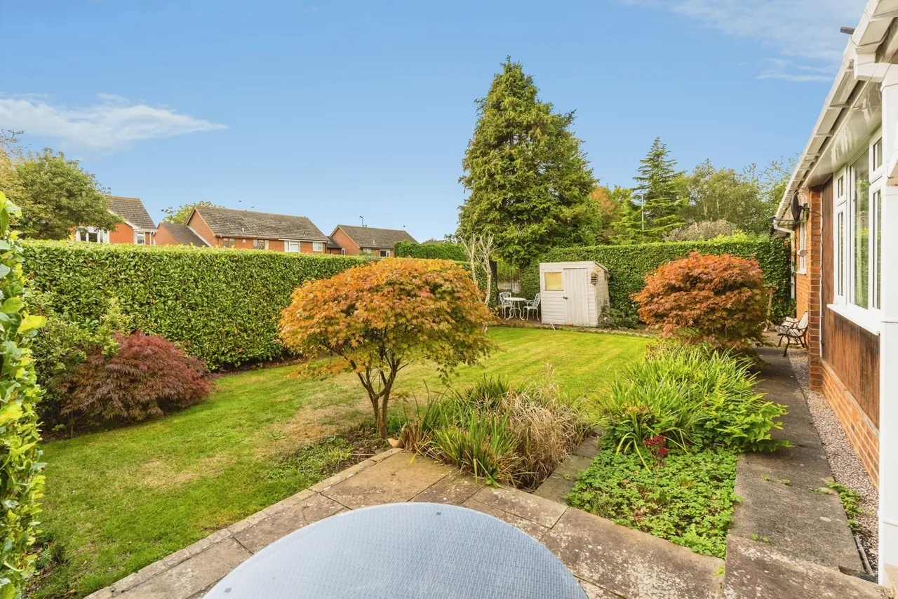 Hollyfield, Gresford, LL12, photo 3