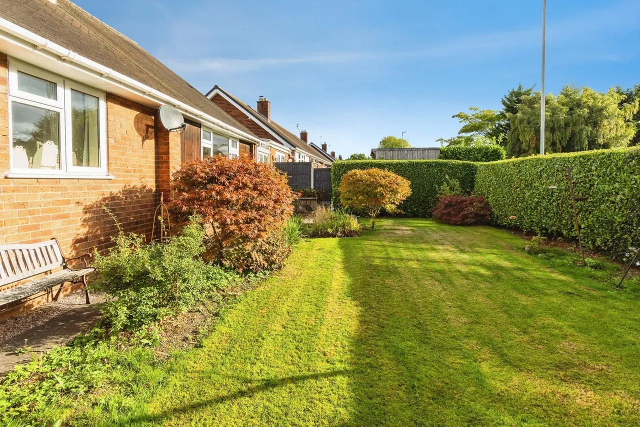 Hollyfield, Gresford, LL12, photo 17