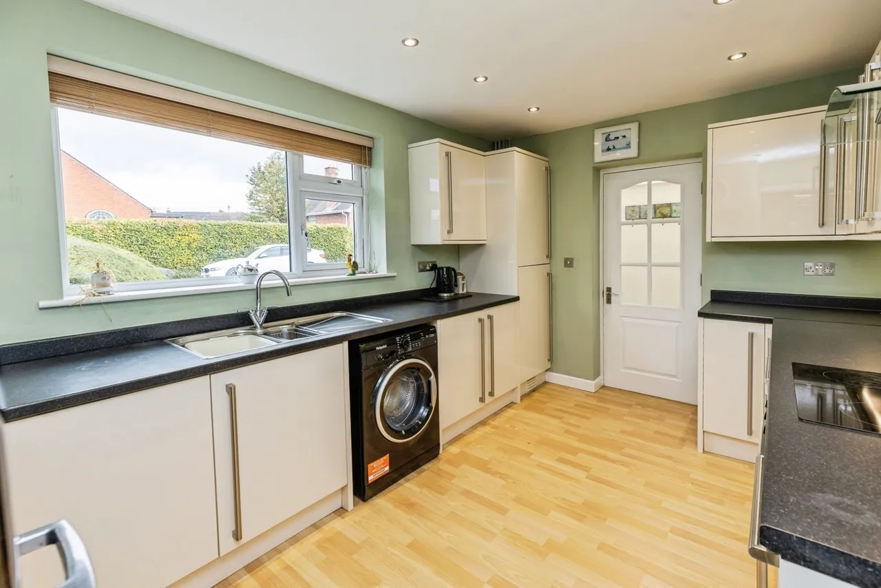 Hollyfield, Gresford, LL12, photo 7