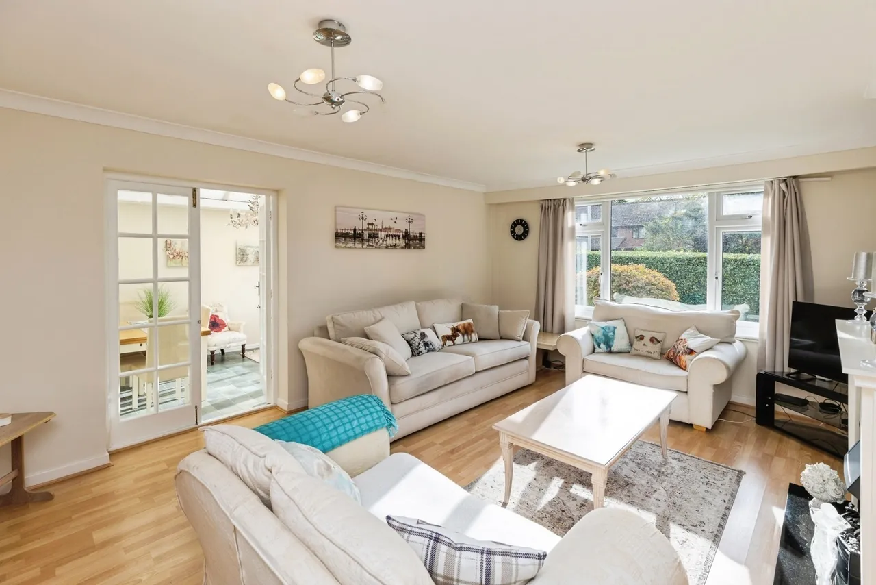 Hollyfield, Gresford, LL12, photo 4