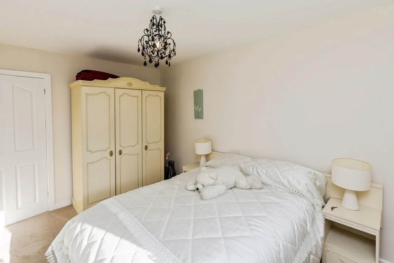 Hollyfield, Gresford, LL12, photo 13