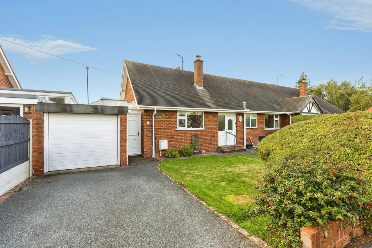 Hollyfield, Gresford, LL12, photo 19