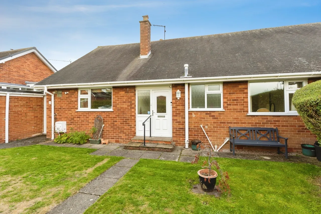 Hollyfield, Gresford, LL12, photo 20