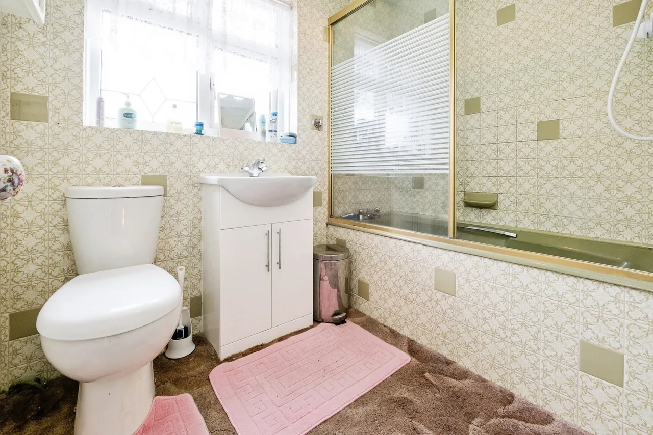Finchingfield Avenue, Woodford Green, IG8, photo 13