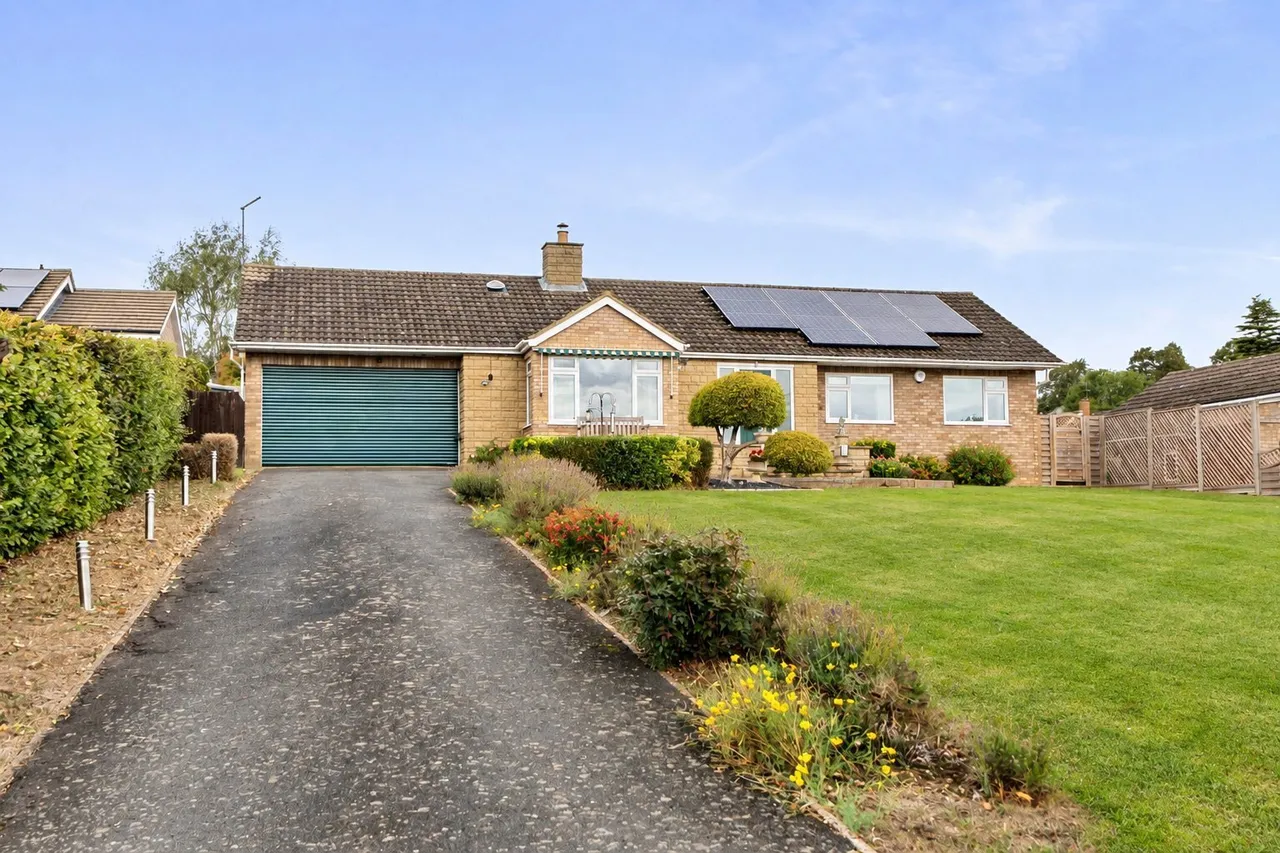 3 bed property for sale, Glenfield Drive, Great Doddington, NN29
