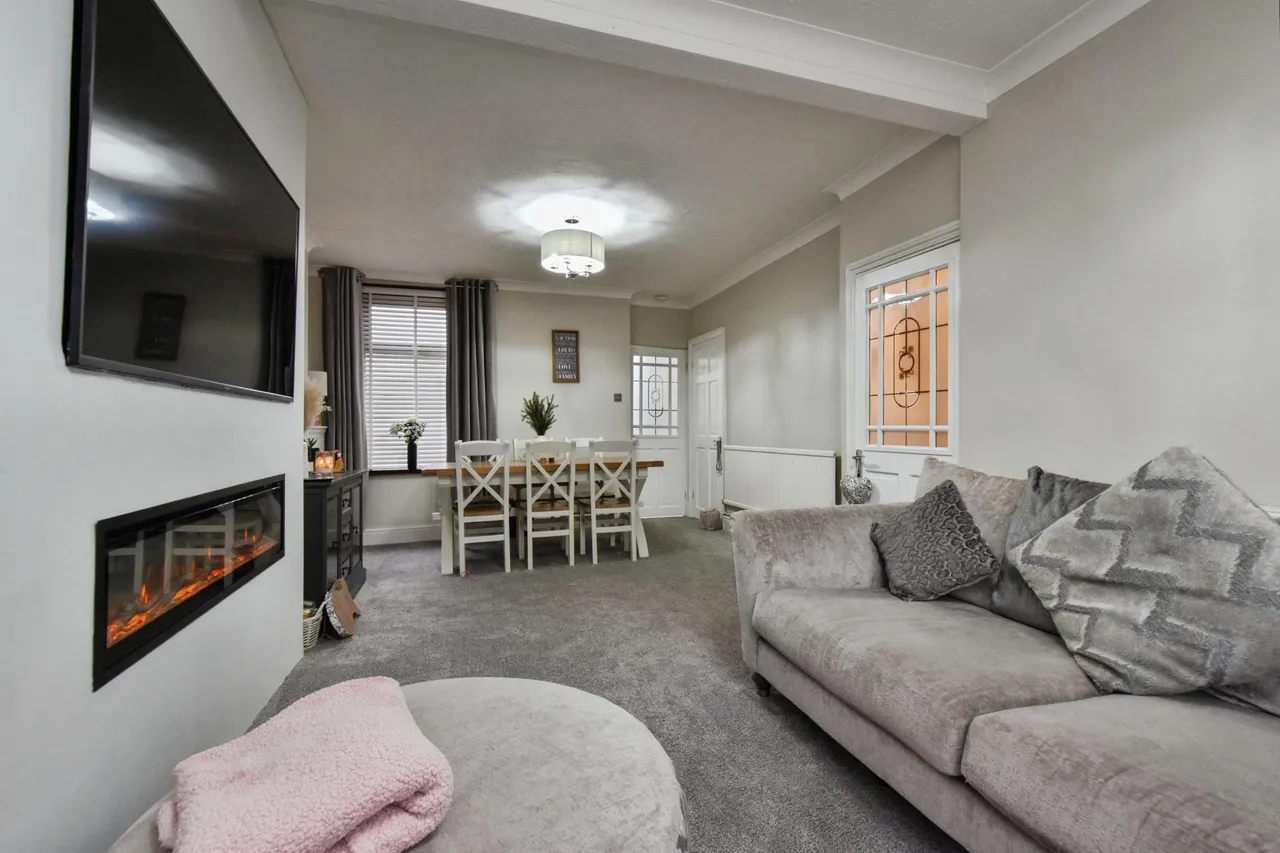 Walter Road, Ammanford, SA18, photo 2