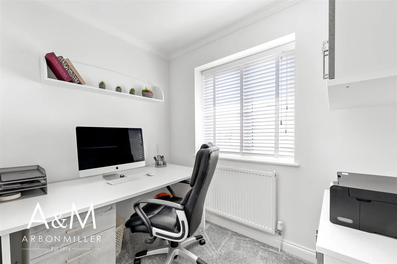 Felstead Avenue, Clayhall, Essex, Ilford, IG50QH, photo 29