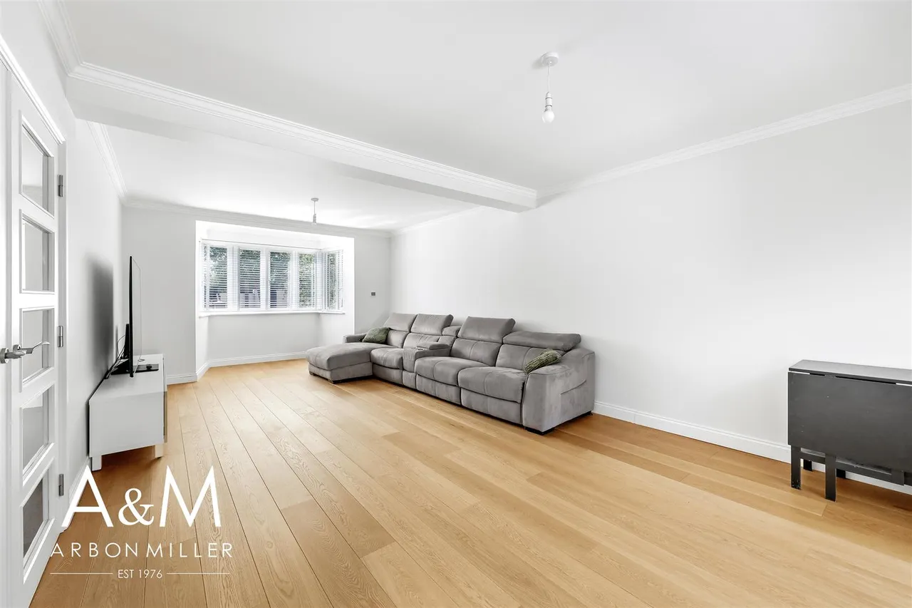 Felstead Avenue, Clayhall, Essex, Ilford, IG50QH, photo 8