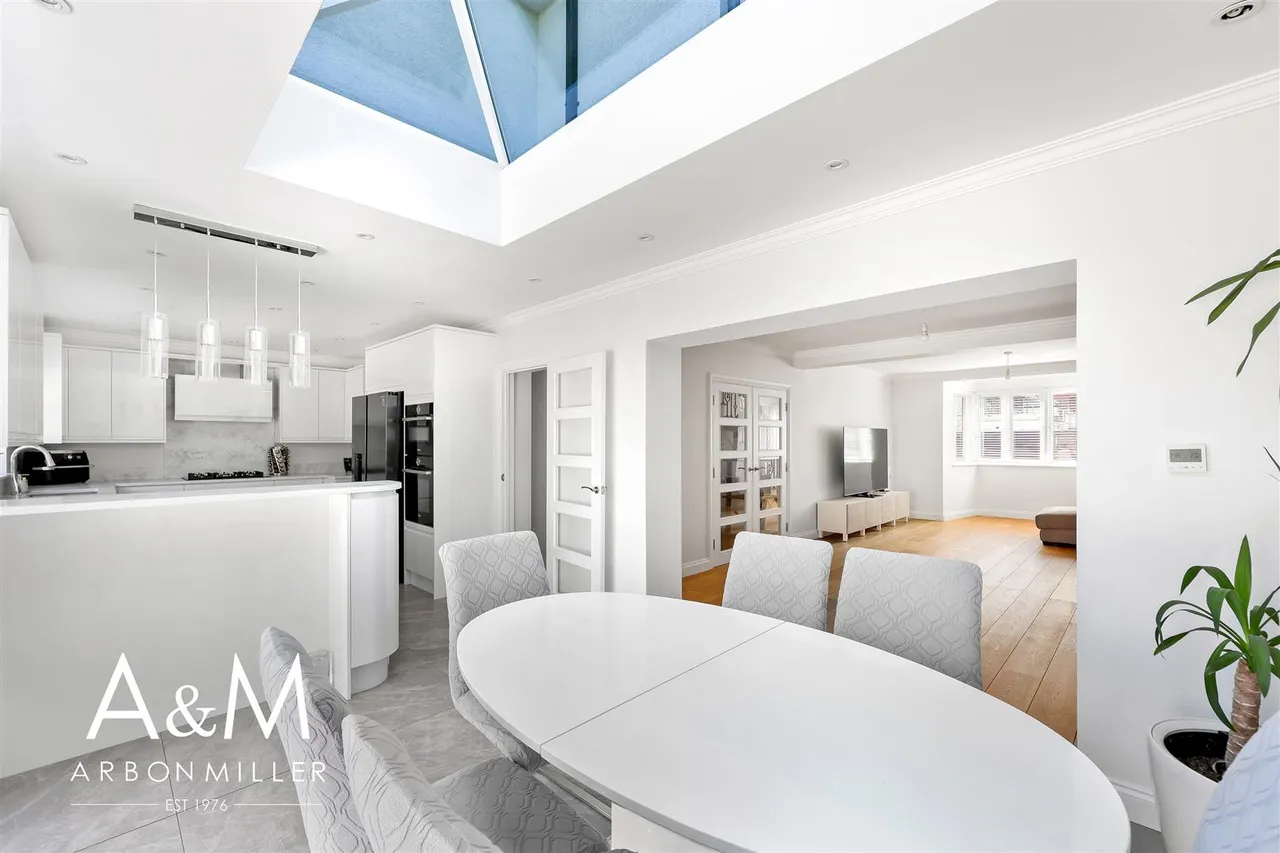 Felstead Avenue, Clayhall, Essex, Ilford, IG50QH, photo 2