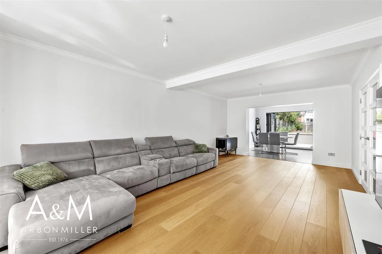 Felstead Avenue, Clayhall, Essex, Ilford, IG50QH, photo 6