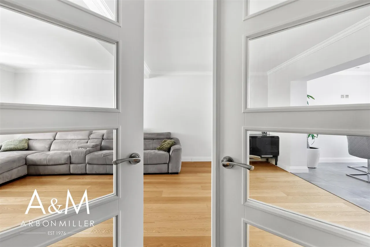 Felstead Avenue, Clayhall, Essex, Ilford, IG50QH, photo 5