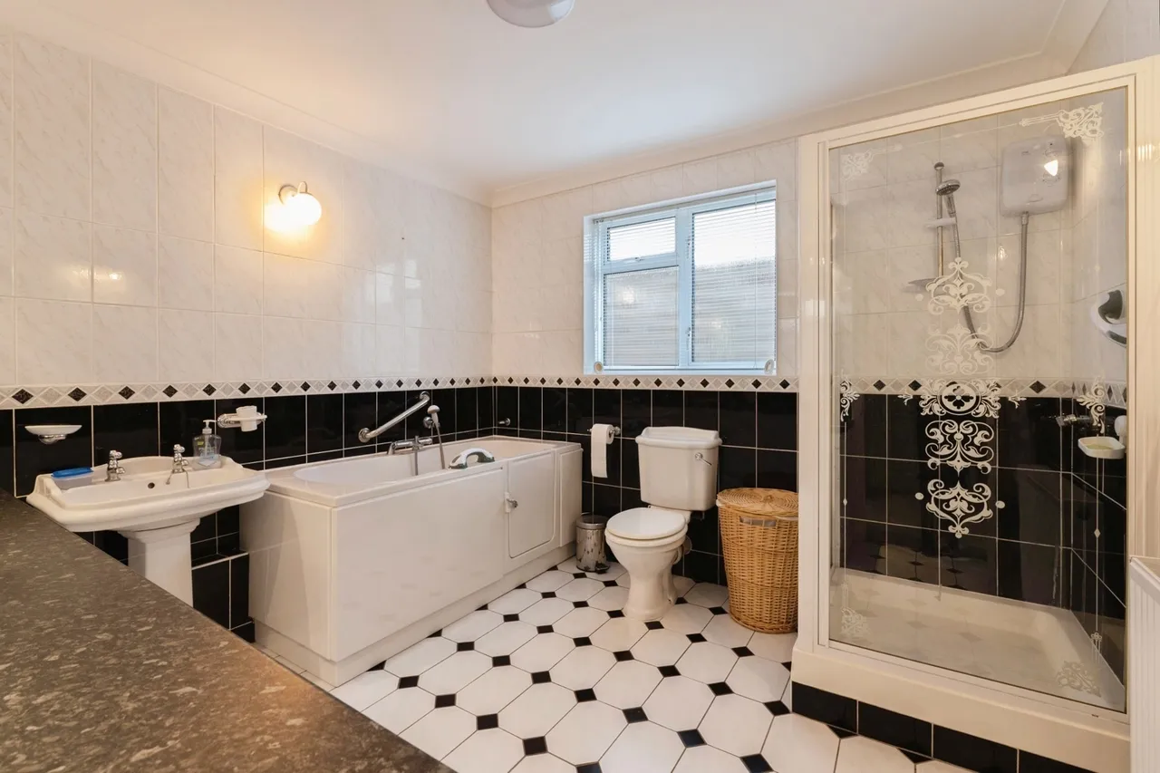 Gordon Road, Basildon, Essex, SS14, photo 13