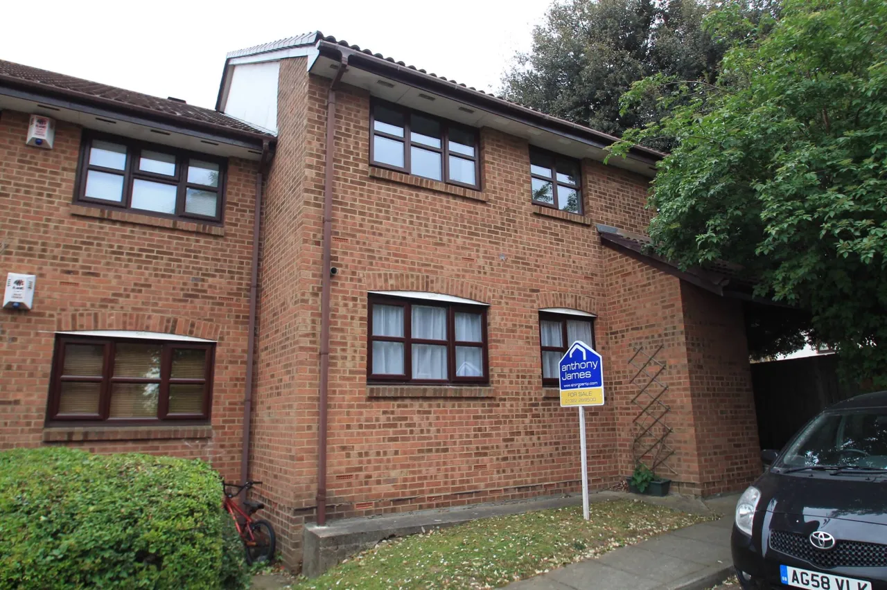 2 bed flat for sale — Bishops Court, Greenhithe