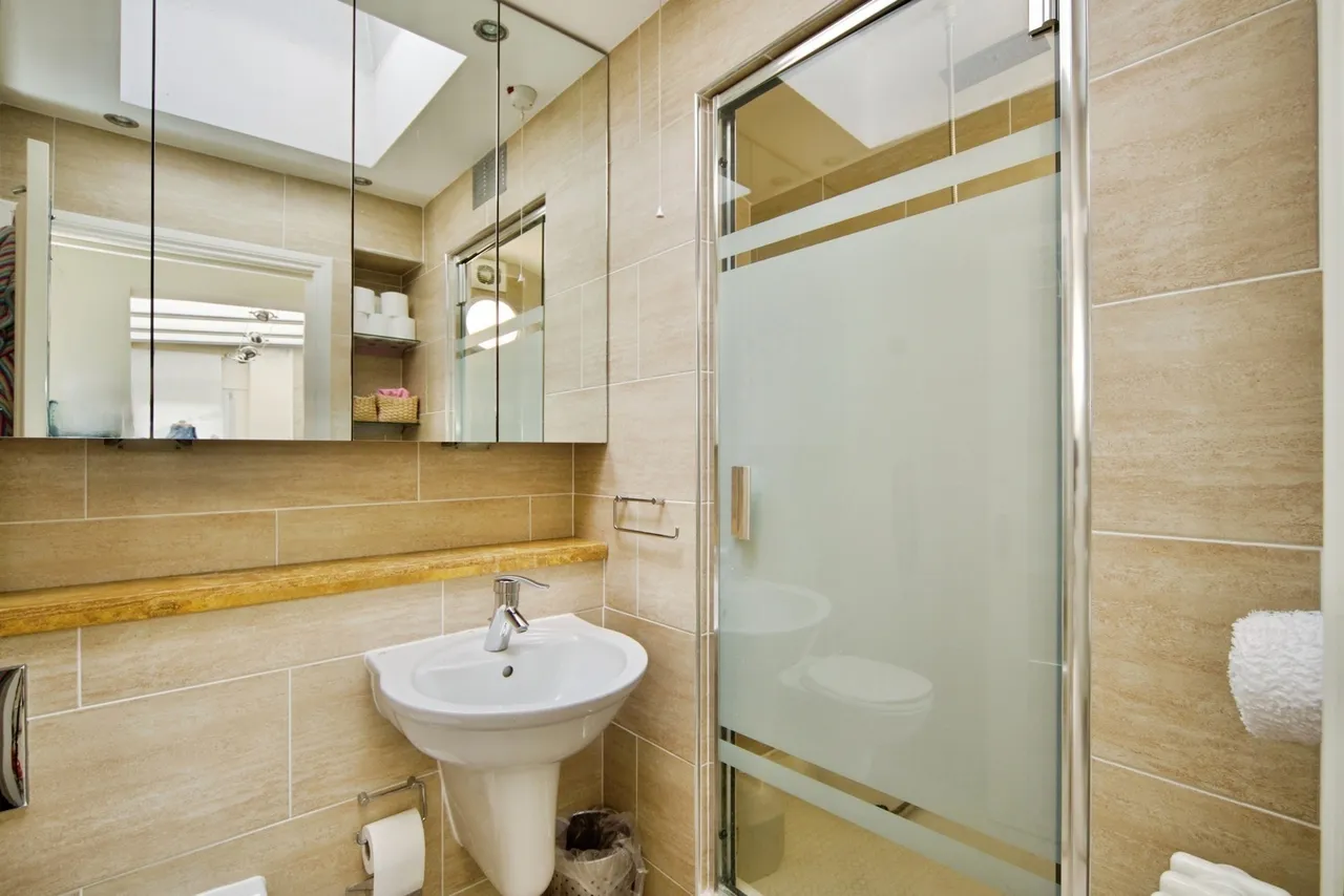 Lake House Road, London, E11, photo 18
