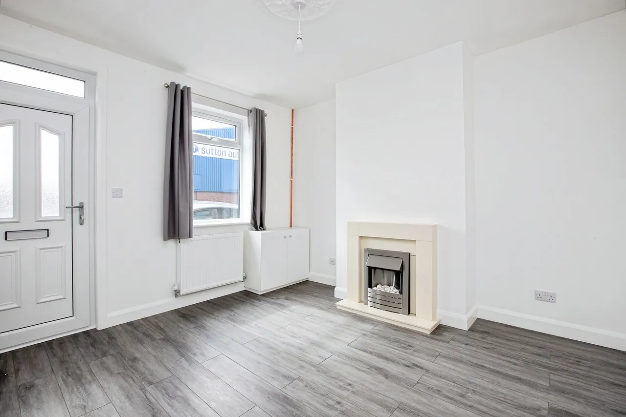 Mansfield Road, SUTTON-IN-ASHFIELD, Nottinghamshire, NG17, photo 2