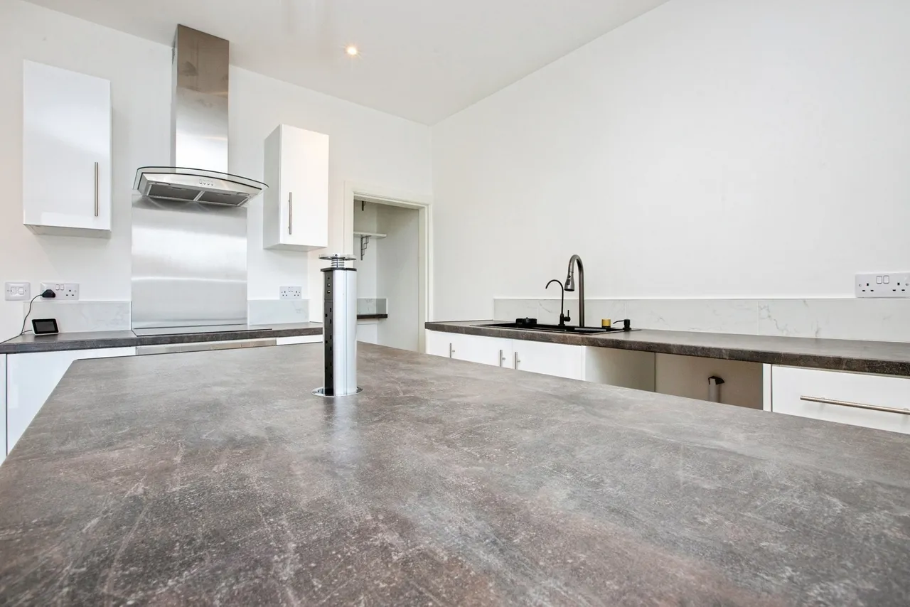 Mansfield Road, SUTTON-IN-ASHFIELD, Nottinghamshire, NG17, photo 8