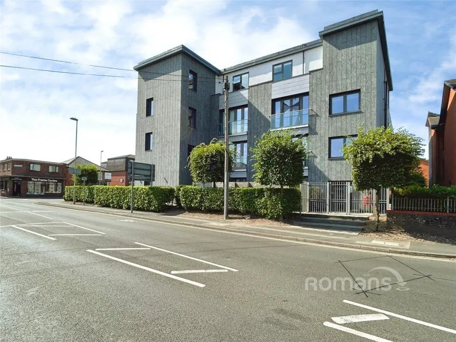 2 bed flat for sale, Kings Road, Fleet, GU51