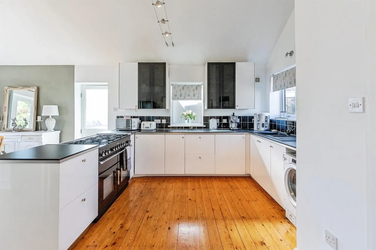 Earls Barton Road, Mears Ashby, NN6, photo 4