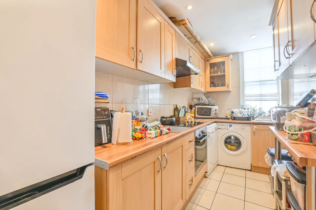 93 Peters Court, Porchester Road, London, photo 3
