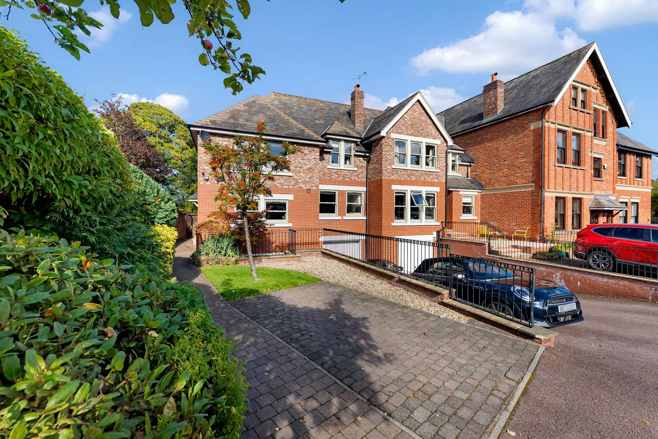 5 bed house for sale, Court Lakeside Road, Lymm