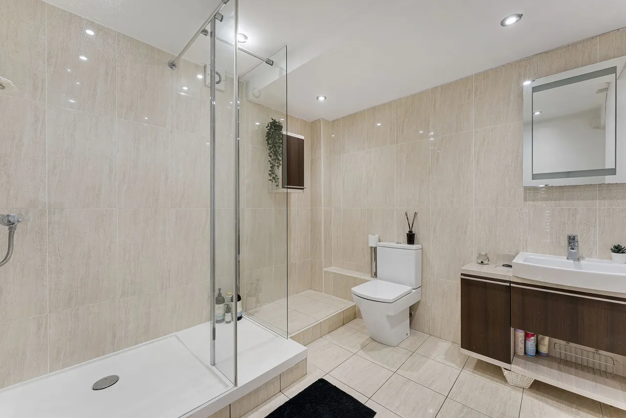 Court Lakeside Road, Lymm, photo 33