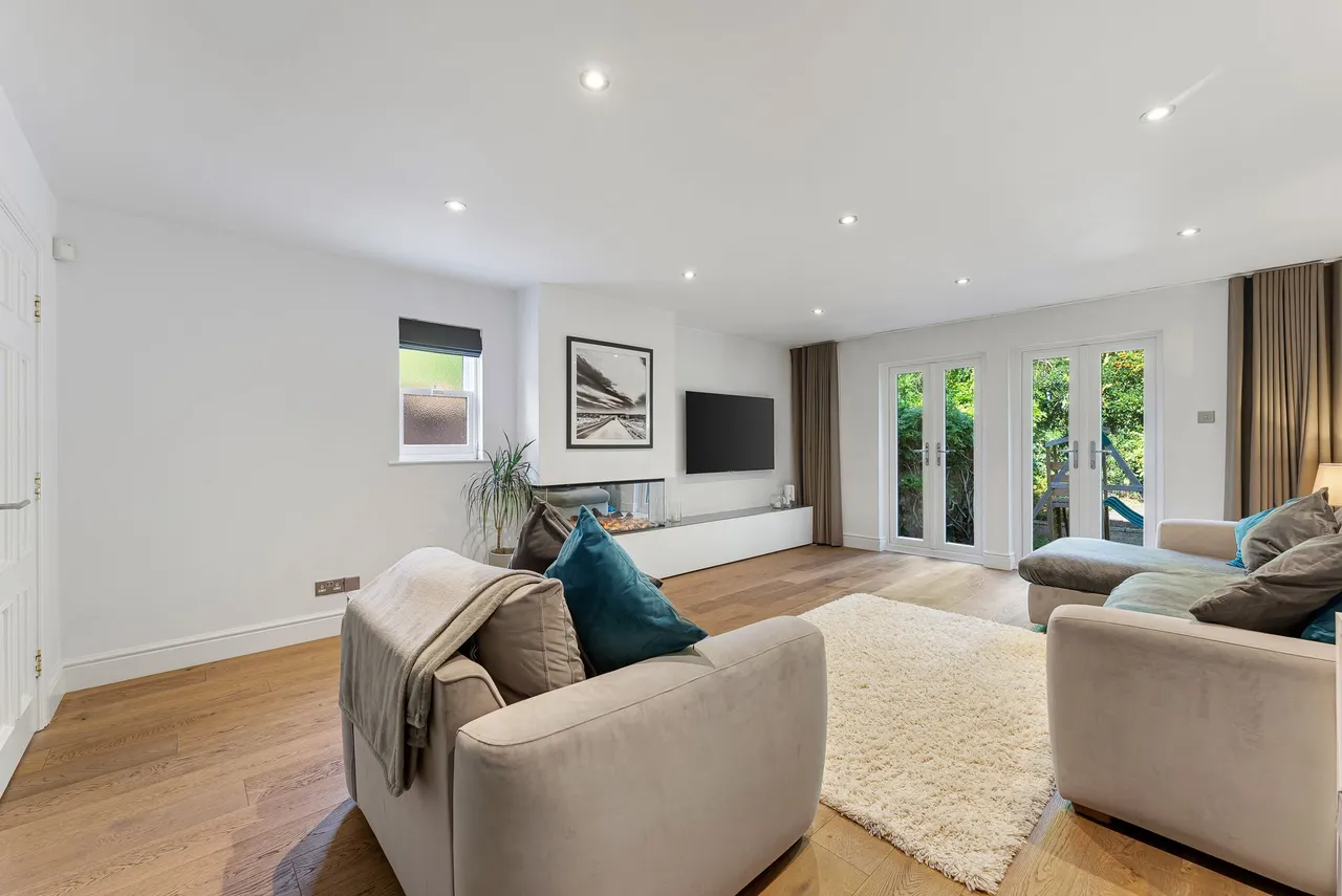 Court Lakeside Road, Lymm, photo 3