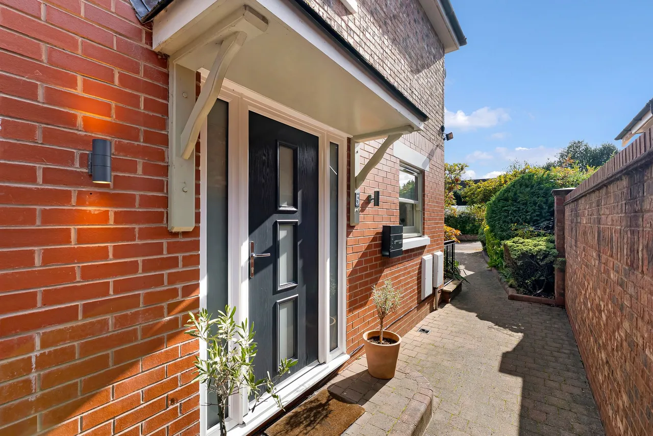 Court Lakeside Road, Lymm, photo 34