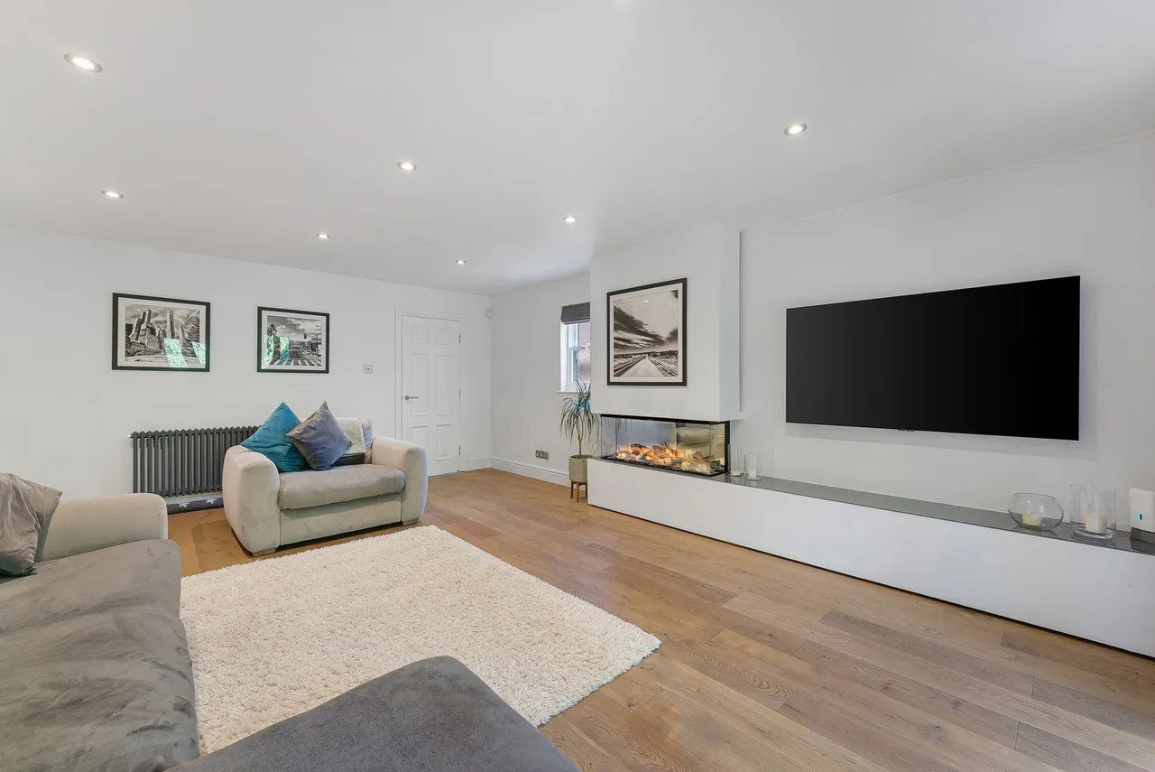Court Lakeside Road, Lymm, photo 13