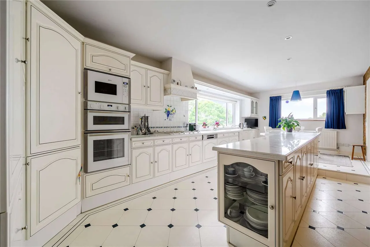 Oriel Hill, Camberley, Surrey, GU15 2JW, photo 4
