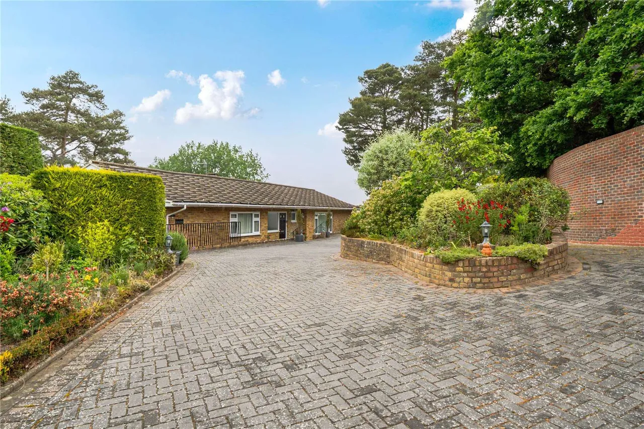 Oriel Hill, Camberley, Surrey, GU15 2JW, photo 3