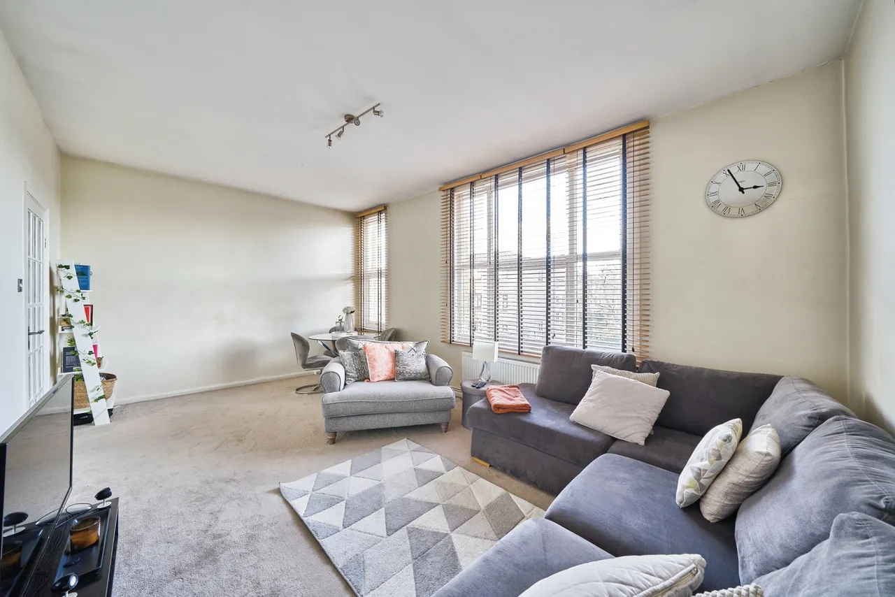 2 bed flat for sale — Howards Road, London, E13